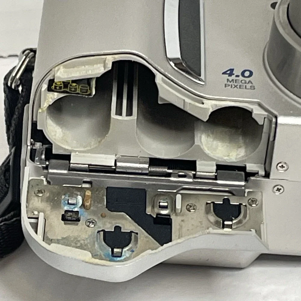 Minolta DiMAGE S414 4MP Digital Camera with 4x Optical Broken Battery Latch READ